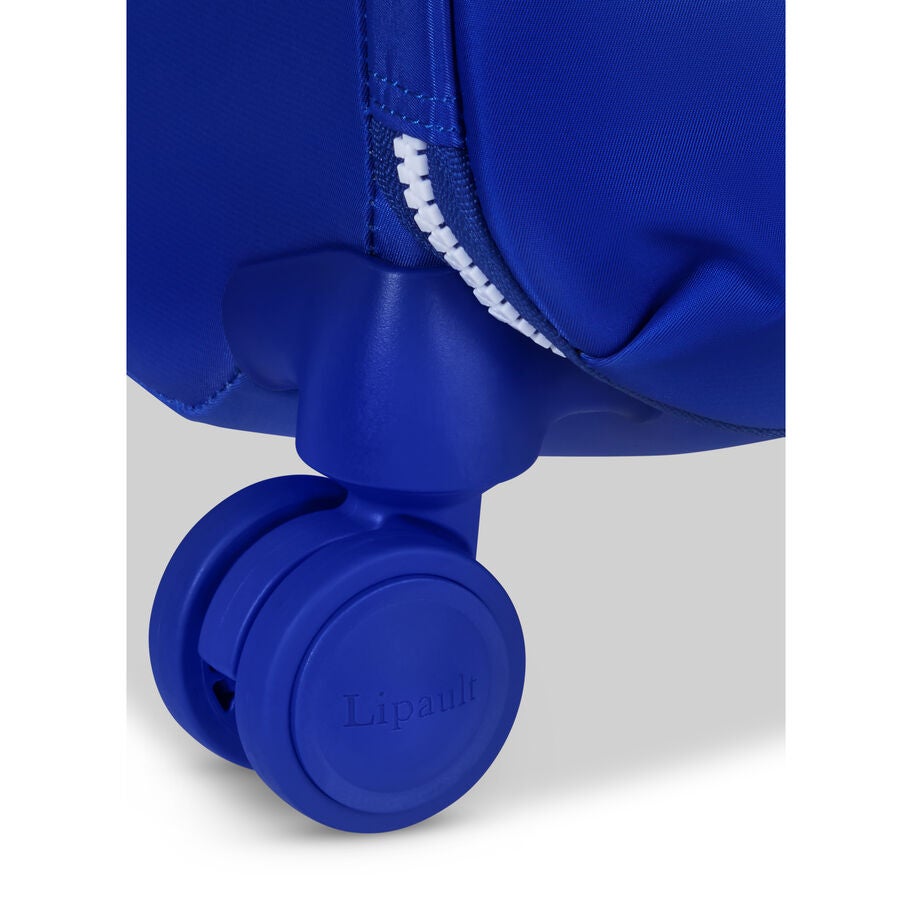 Lipault Plume Cabin Spinner - Layover in Mykonos in the color Magnetic Blue. image number 6