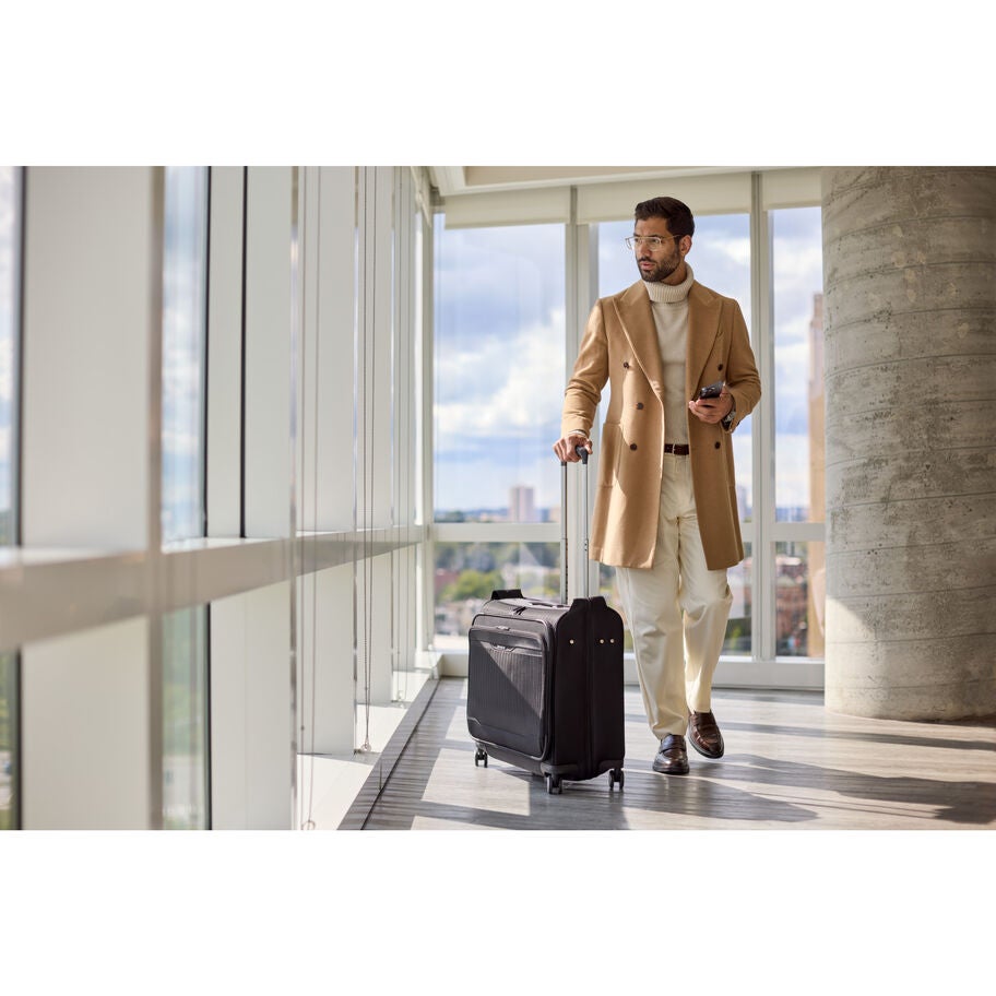 Samsonite Silhouette 18 Spinner Garment Bag in the color Black. image number 6