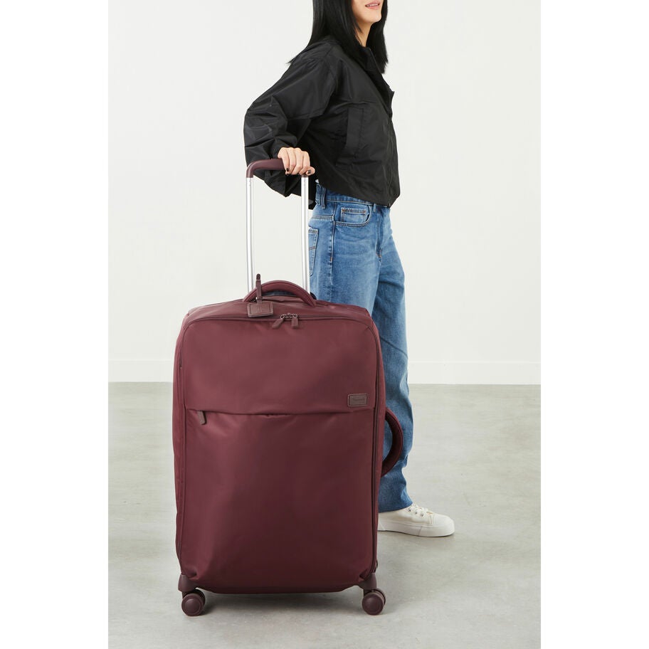 Lipault PLUME Valise Long S&egrave;jour in the color Bordeaux. image number 1