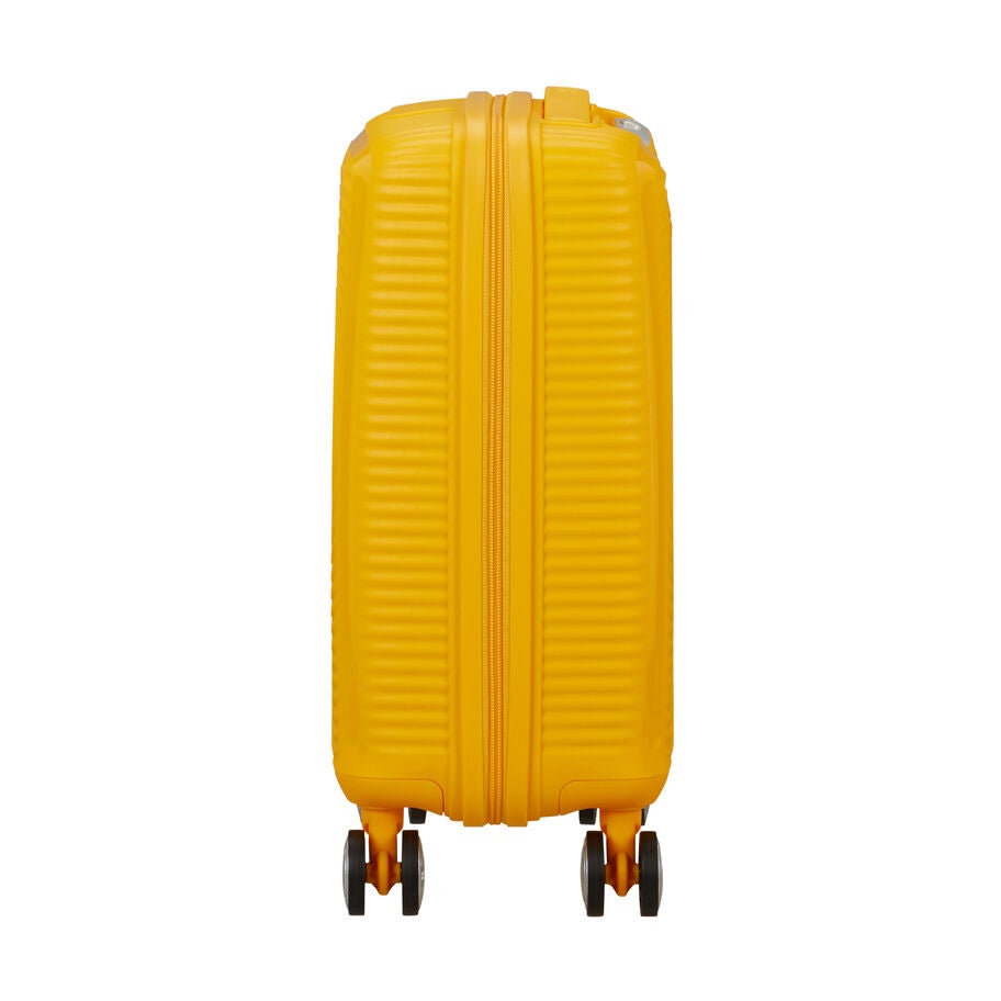 American Tourister Little Curio valise de cabine &agrave; roues pour enfants in the color Jaune Dor&eacute;. image number 3