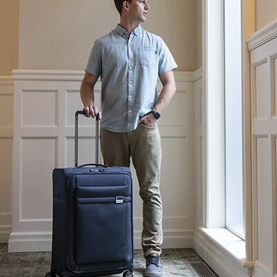 Samsonite Airea valise moyen &agrave; roues in the color .