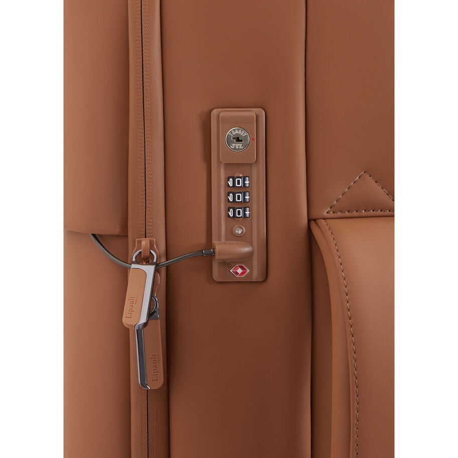 Lipault LOST IN BERLIN Valise Cabin 2.0 in the color Brun ch&acirc;taigne. image number 4