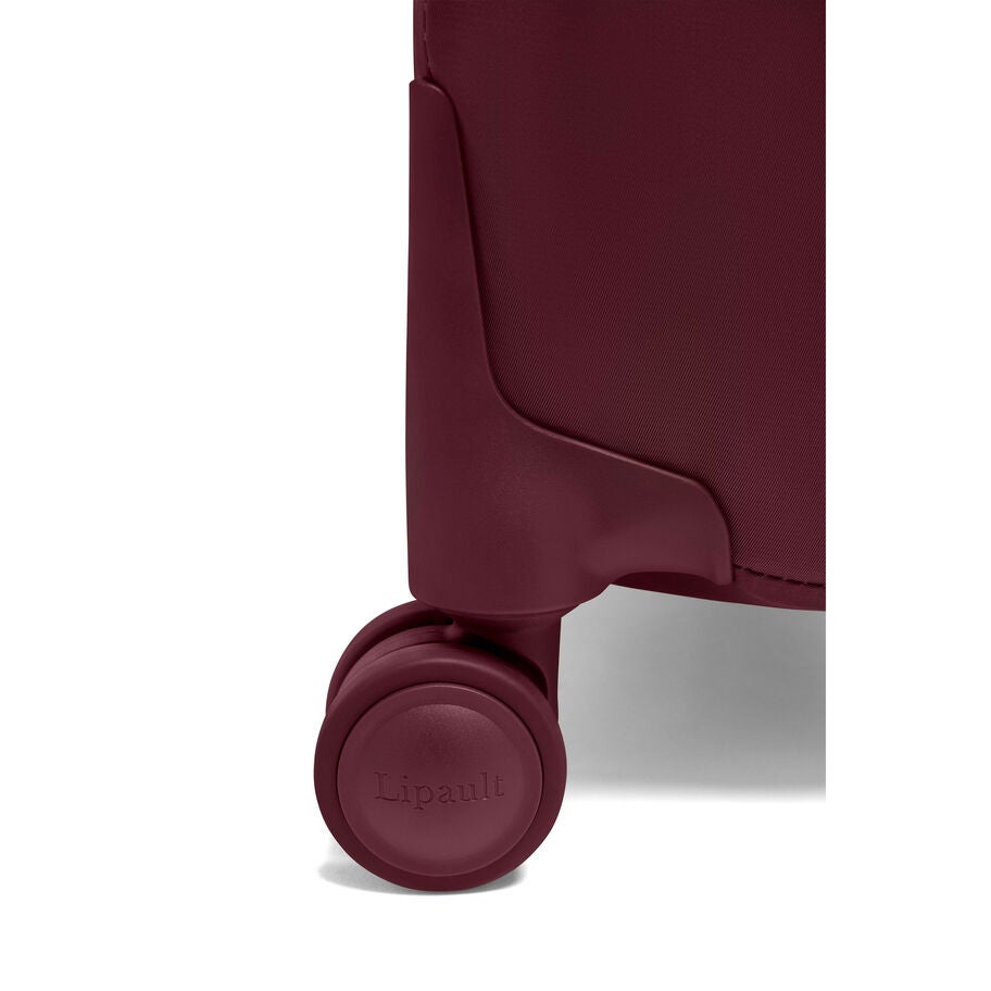 Lipault PLUME Valise Moyen S&egrave;jour in the color Bordeaux. image number 5