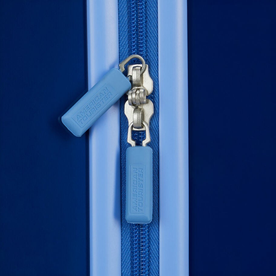 American Tourister Licensed Kids Hardside 18" Spinner in the color Star Wars R2D2. image number 3