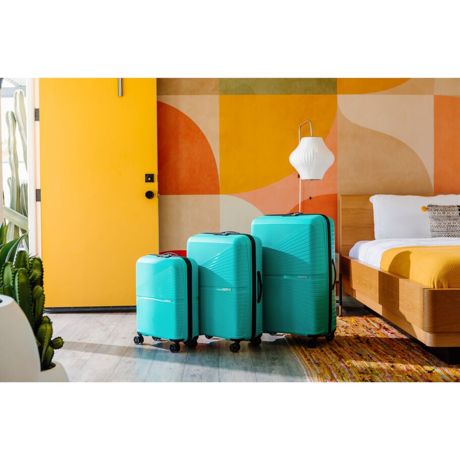 American Tourister Airconic Spinner Large in the color Onyx Black. image number 5