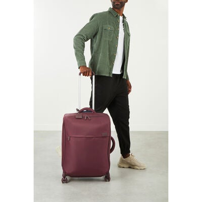 Lipault PLUME Valise Moyen S&egrave;jour in the color Bordeaux.