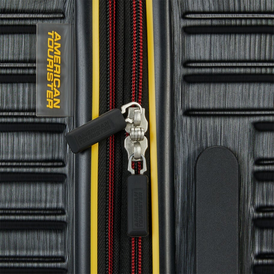 American Tourister Disney Mickey Rigide Valise de Cabine &agrave; roues in the color NOIR. image number 4