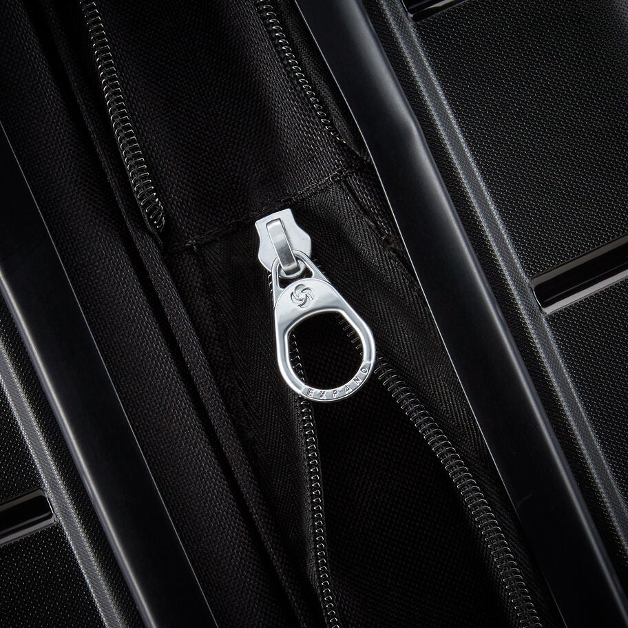 Samsonite Freeform&trade; Spinner Large in the color Black. image number 4