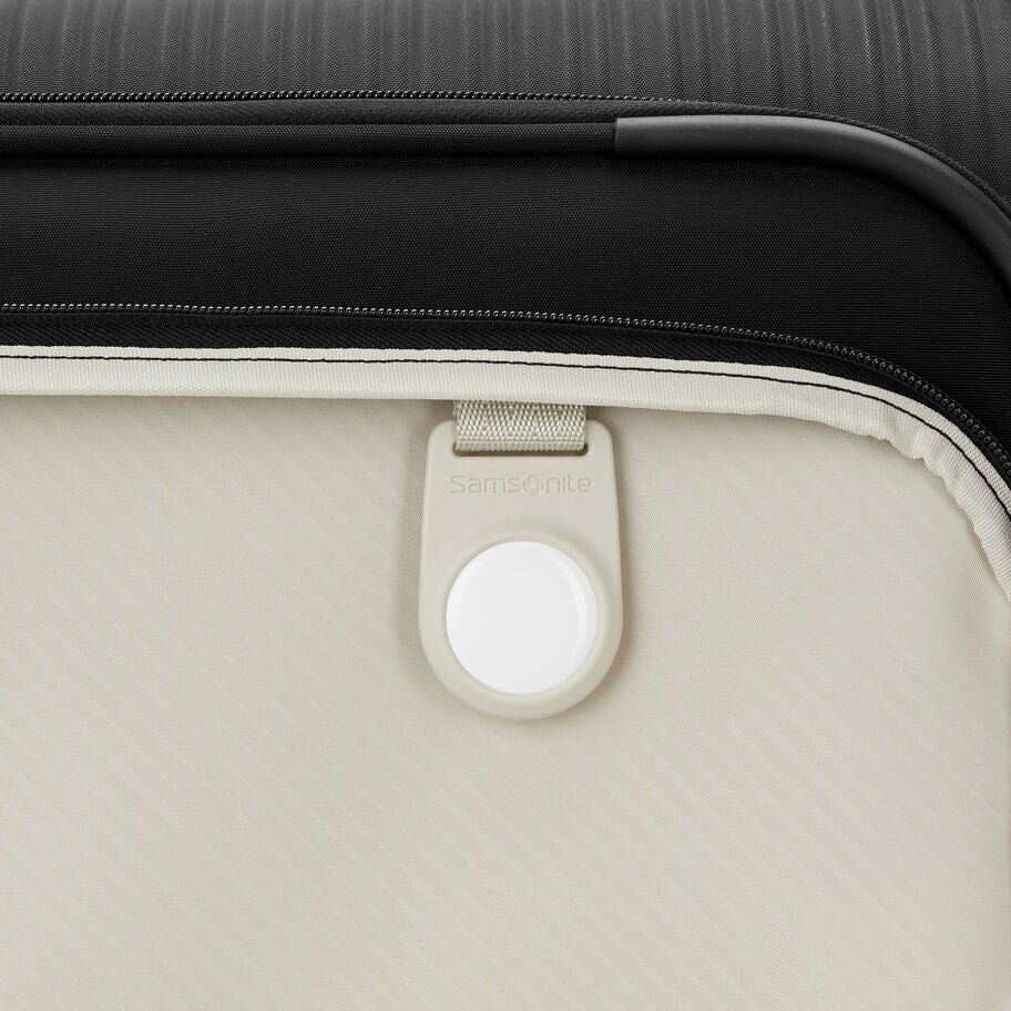 Samsonite Silhouette 18 Spinner Garment Bag in the color Black. image number 4