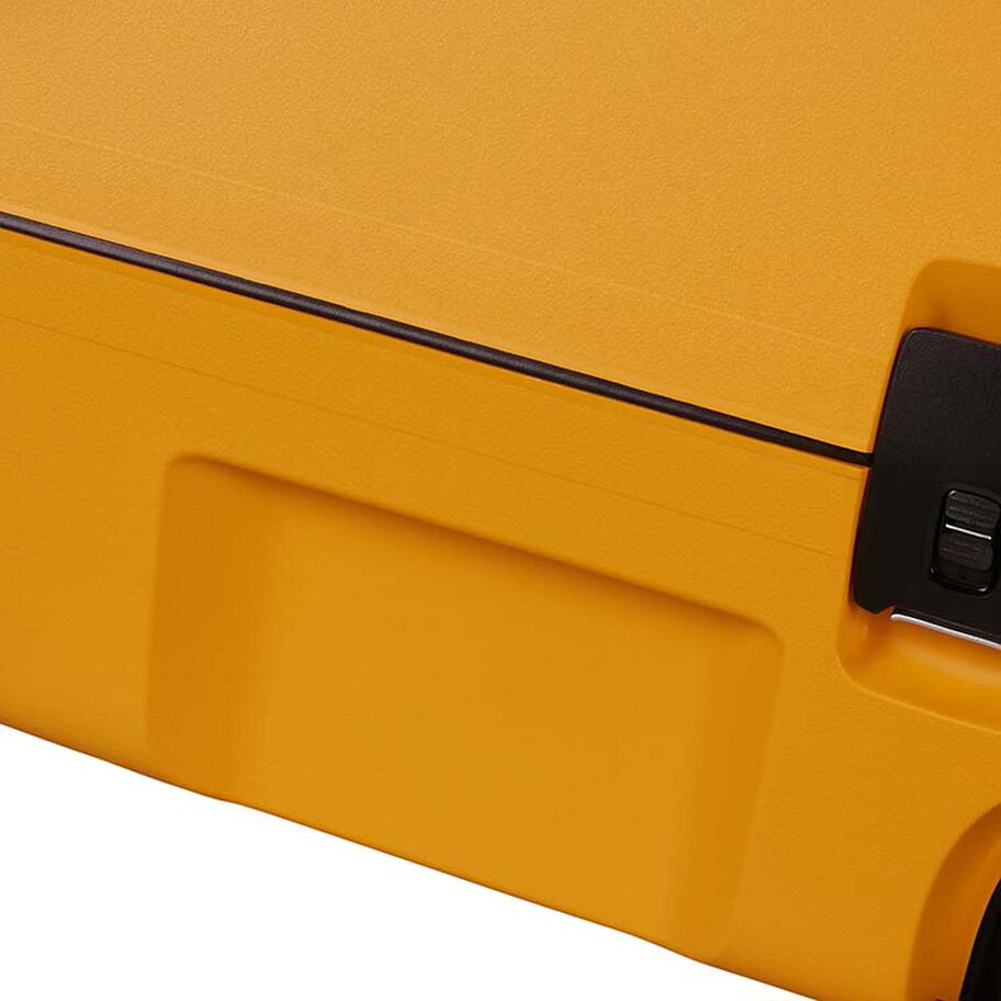 Samsonite Essens Spinner Large in the color Radiant Yellow. image number 7