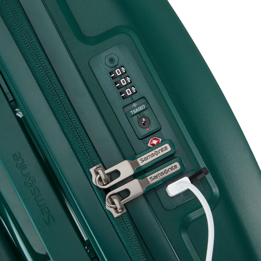 Samsonite Outline Pro Spinner Carry-On&trade; in the color Emerald Green. image number 3