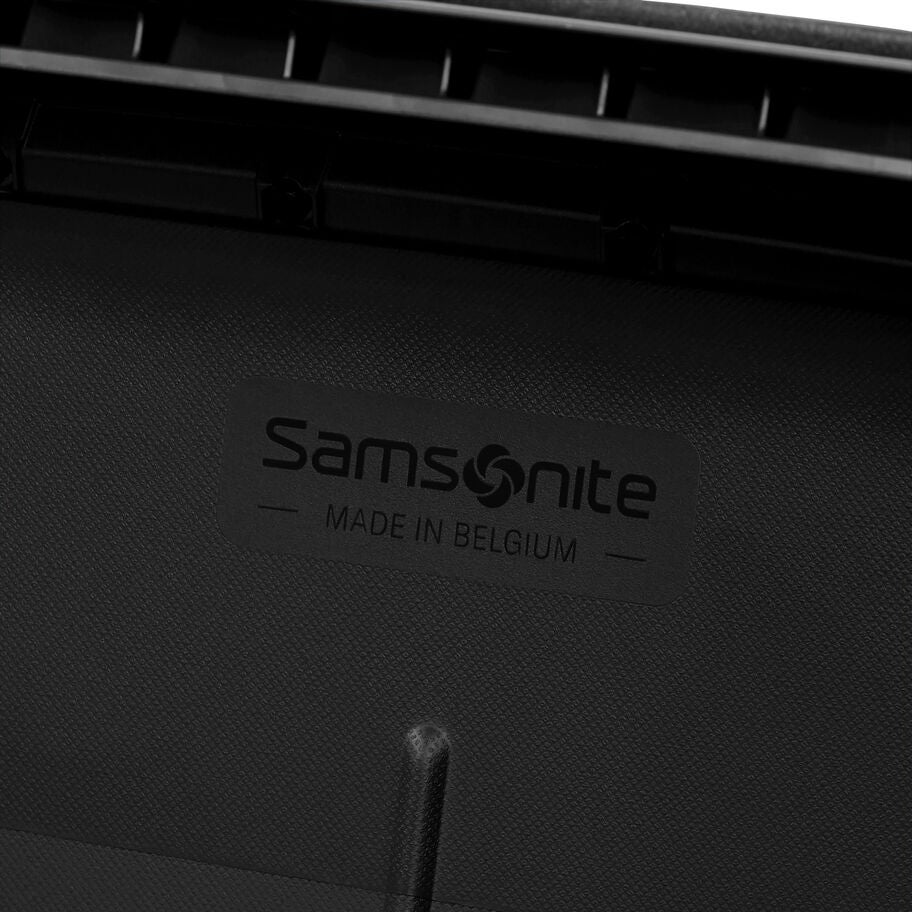 Samsonite Essens Spinner Medium in the color Graphite. image number 13