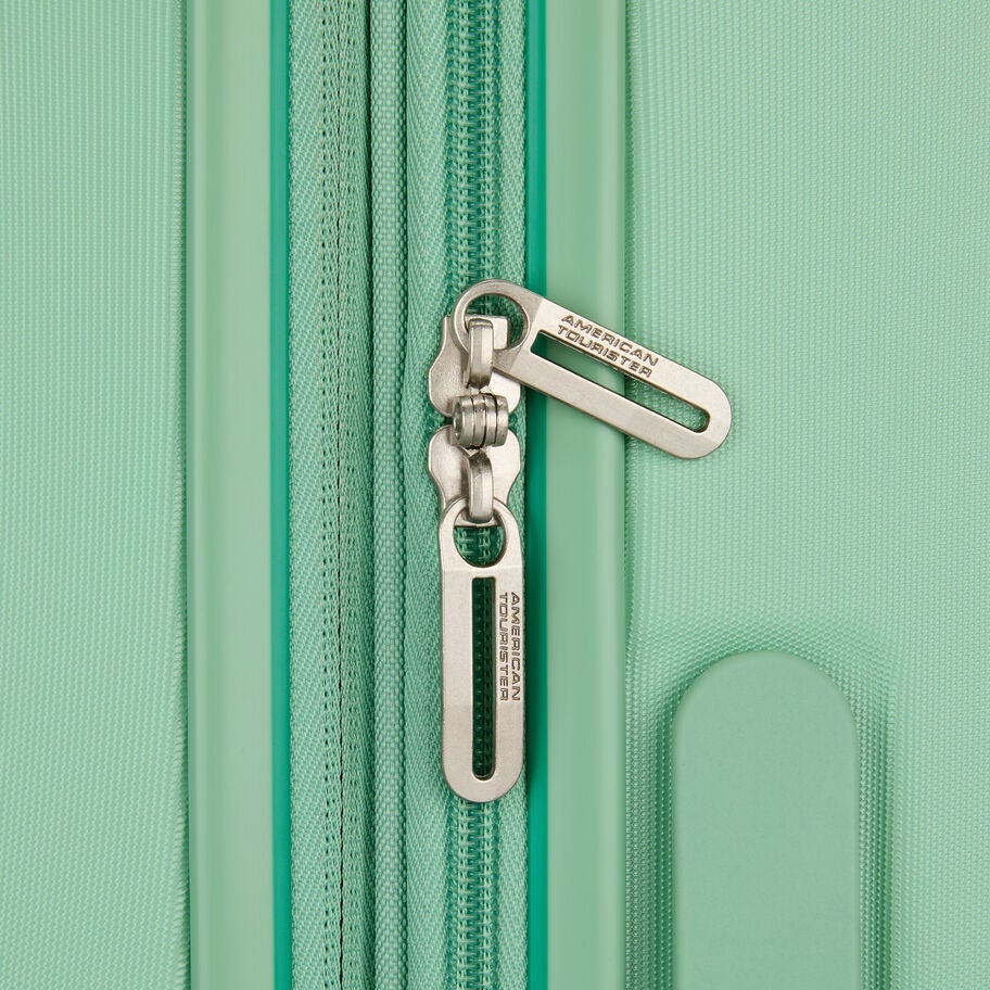 American Tourister Stratum 3.0 Spinner Medium in the color Surreal Green. image number 4