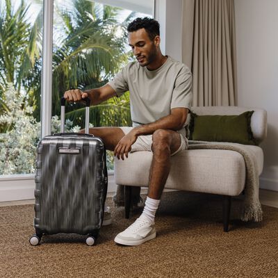 Samsonite Ziplite 6 Spinner Large in the color .