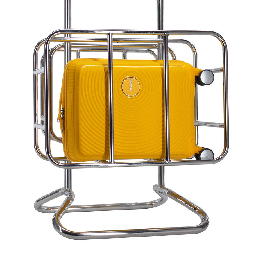 American Tourister Little Curio valise de cabine &agrave; roues pour enfants in the color Jaune Dor&eacute;. image number 2