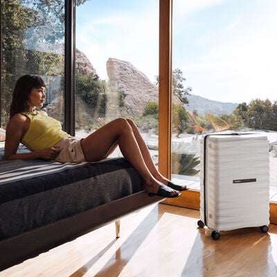 Samsonite Voltage DLX Spinner Large in the color .