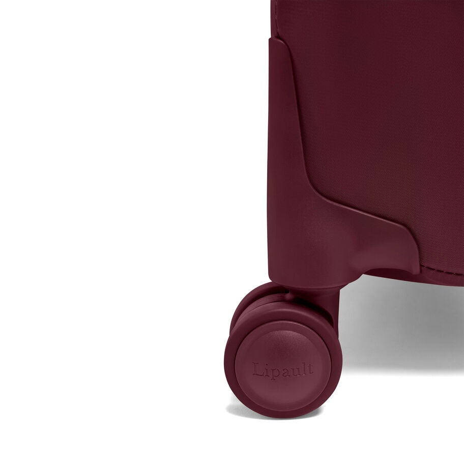 Lipault Plume Valise Cabin &agrave; roues in the color Bordeaux. image number 5