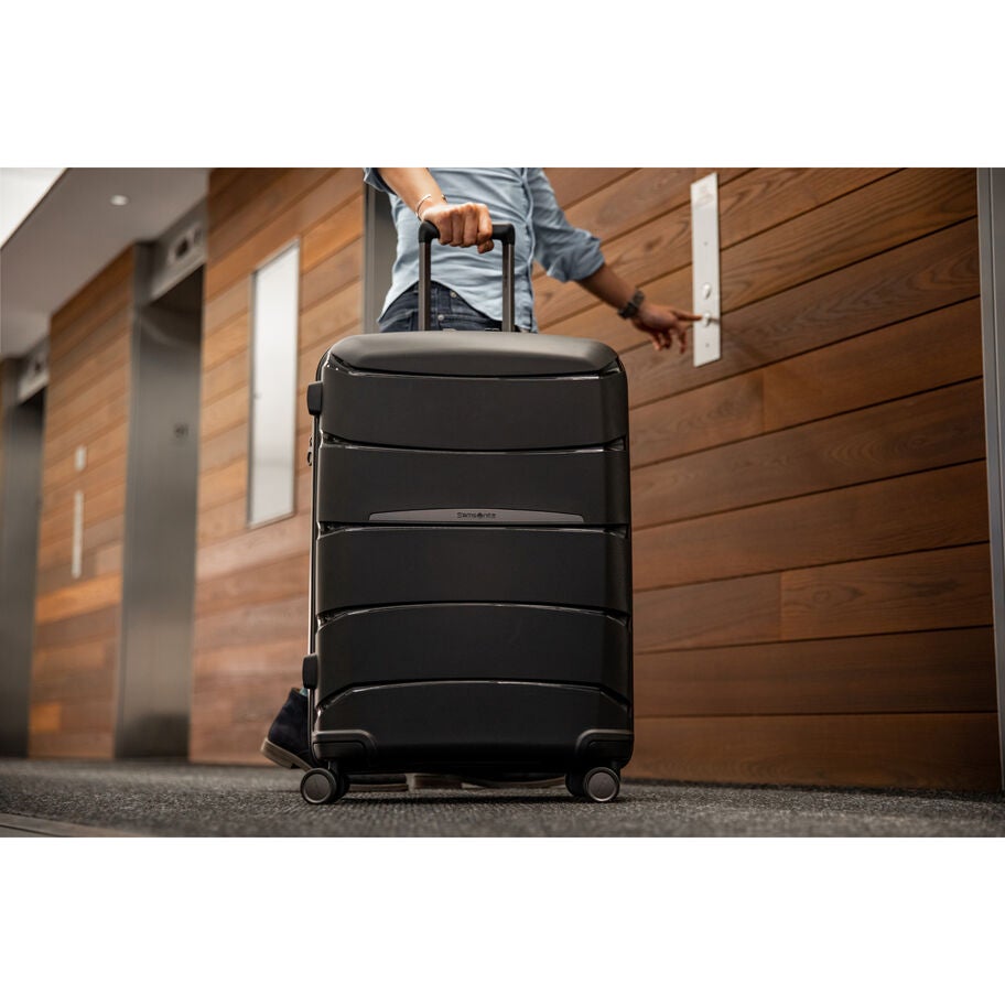 Samsonite Outline Pro Spinner Large in the color Midnight Black. image number 10