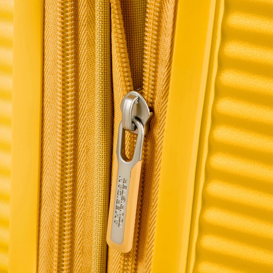 American Tourister Curio Spinner Moyen in the color Jaune Dor&eacute;. image number 6