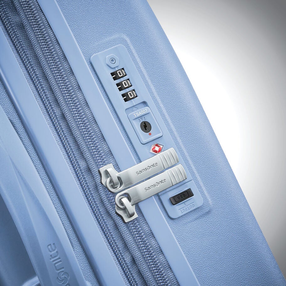Samsonite Voltage DLX Spinner Carry-On&trade; in the color Blue. image number 7