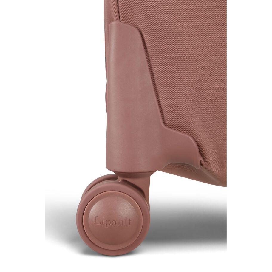Lipault PLUME Valise Long S&egrave;jour in the color Bois De Rose. image number 5